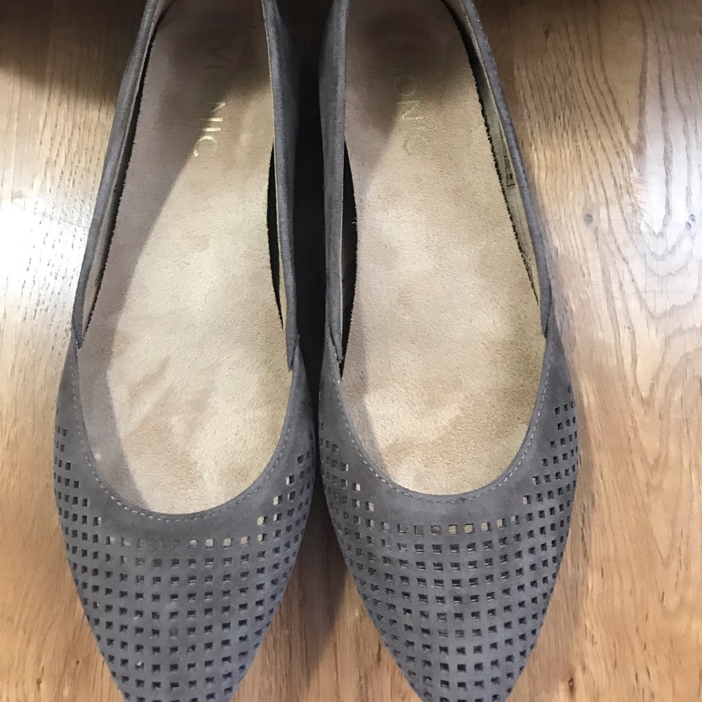 NWOB Vionic flats Taupe
